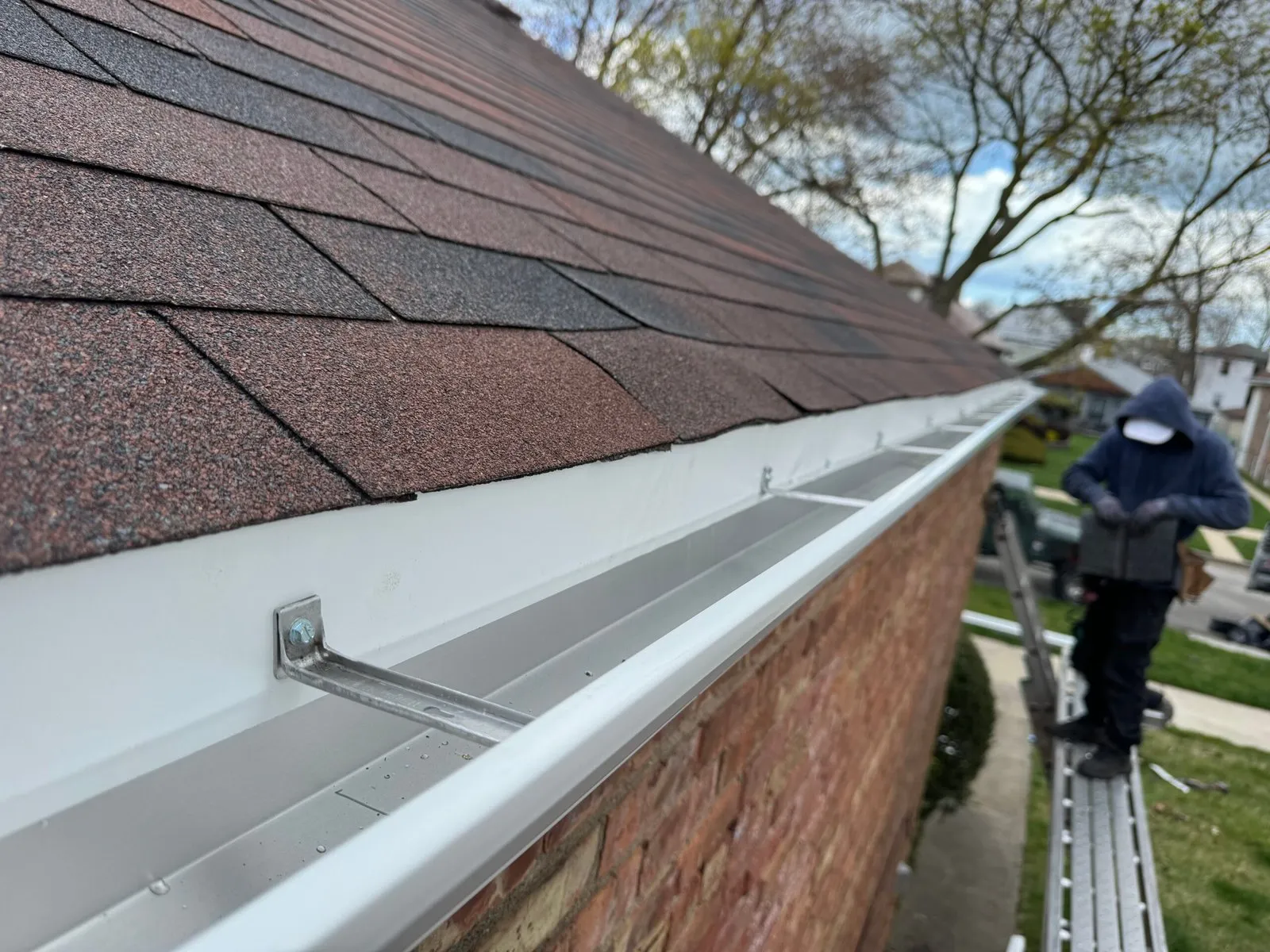 Gutter cleaning service in Oak Park IL